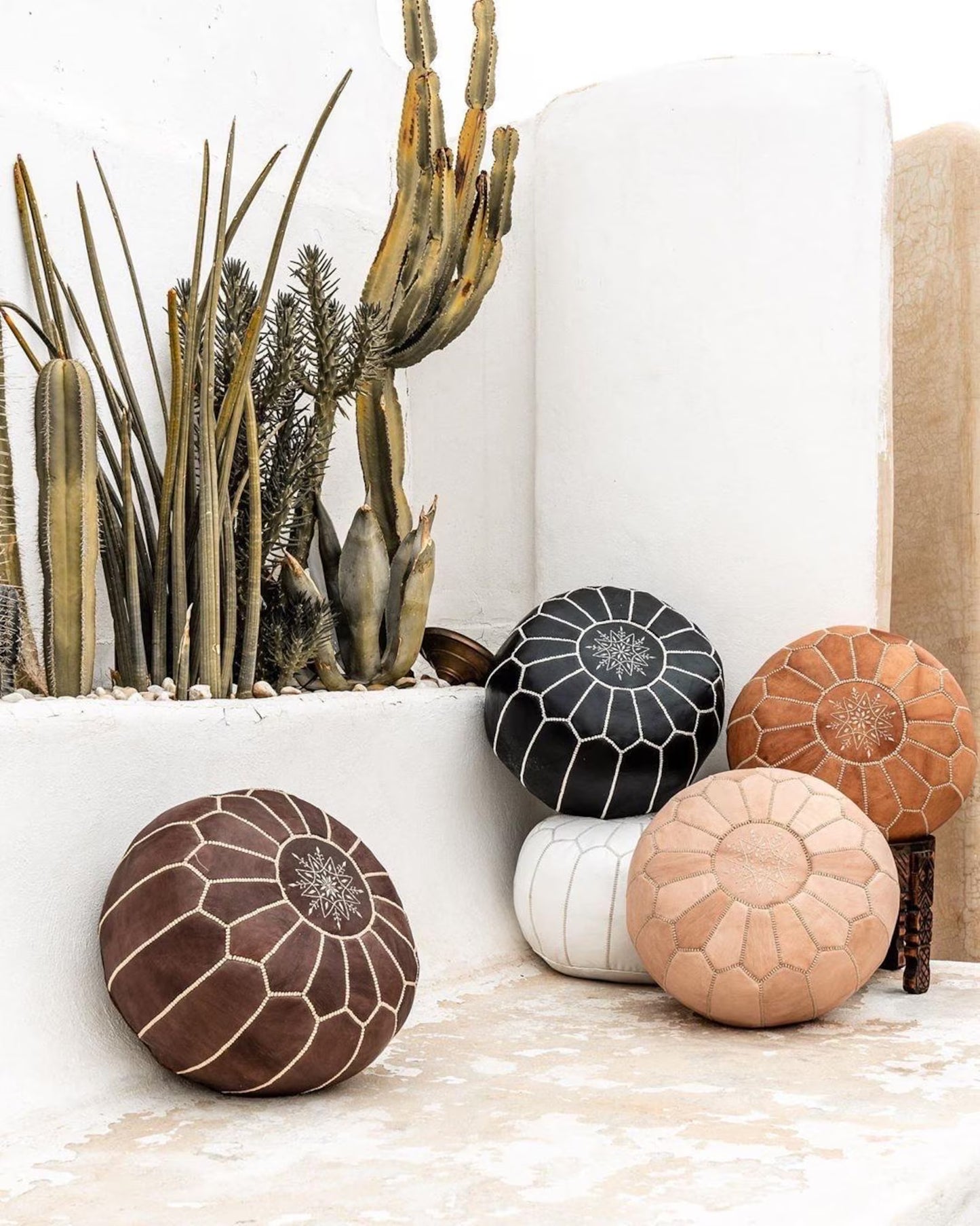 Pouf marocain en cuir fait main avec coutures blanches