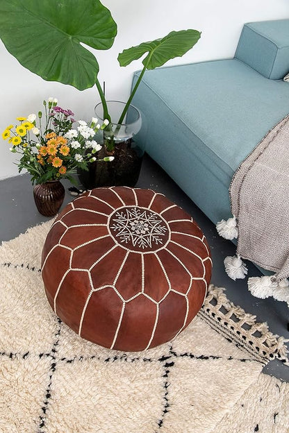 Pouf marocain en cuir fait main avec coutures blanches
