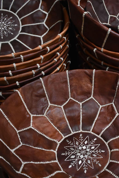 Pouf marocain en cuir fait main avec coutures blanches