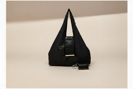 Sac noir avec fond beige babouche